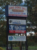 Ding Dong Deli Oak Ridge outside