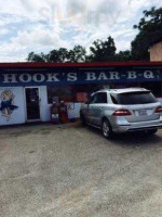 Hook's Bbq outside