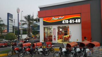 Pizza Hut outside