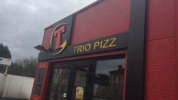 le trio pizz outside