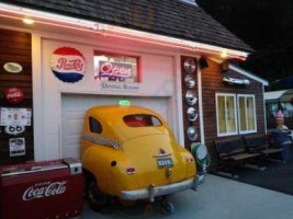 Fast Eddies Drive-in outside