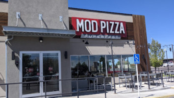 Mod Pizza outside