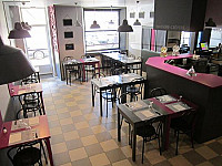 Au Deli's inside