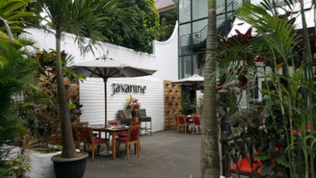 Javanine Resto inside