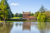 Auberge Du Lac outside