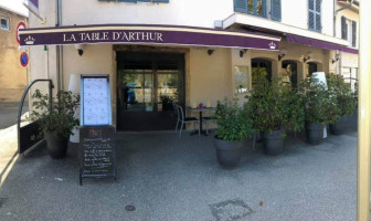 La Table D’arthur outside