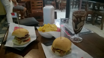 Cine Burger food