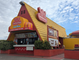 Wienerschnitzel outside