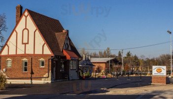 My Lil Sister's Doughnut Shoppe outside