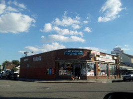 Ken's Liquor Deli outside