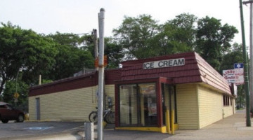 Lindy's Chili Gertie's Ice Cream outside