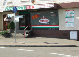 Pizzakurier outside