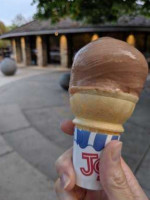 Kopp's Frozen Custard Stand outside