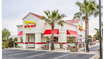 In-n-out Burger outside