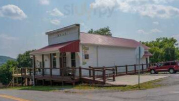 Creelsboro Country Store outside