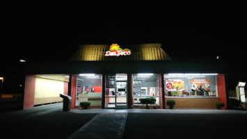 Del Taco outside