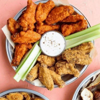 Hooters Albany food