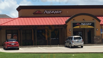 Pizza Hut outside