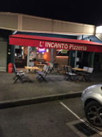 L'incanto outside