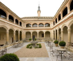 Claustro De San Antonio El Real inside