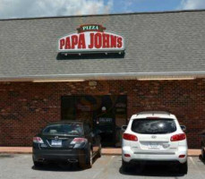 Papa Johns Pizza outside