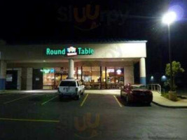 Round Table Pizza outside