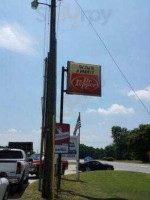 Ma's Hot Dog House outside