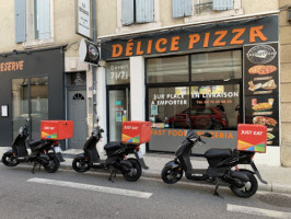 Delice Pizza outside