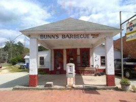 Bunn's -b-q outside