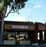 Doh-nut-hut outside