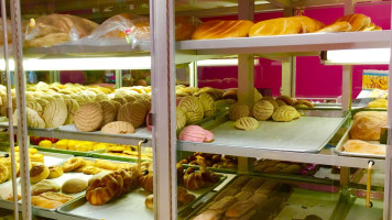 Tutes Bakery food