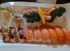 Maru Sushi food