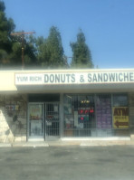 Yum-rich Donut Shop outside