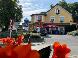 GASTHAUS zur BURG, Peter Stelzmayer outside