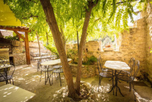 La Table Des Troubadours inside