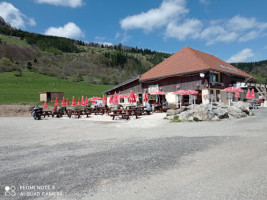 La Terrasse Fleurie outside