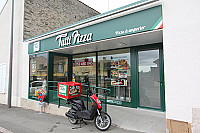 Tutti Pizza outside