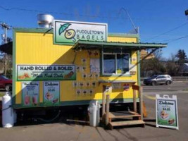 Puddletown Bagels outside