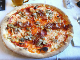 Skay Pizzeria food