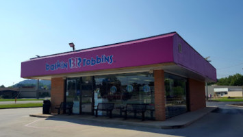 Baskin-robbins outside