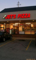 Jet's Pizza outside