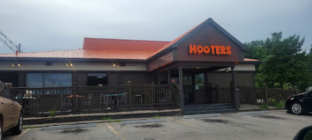 Hooters outside