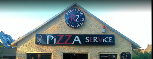 R2 Pizzeria inside