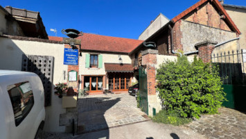 Auberge De Saint-fergeux outside