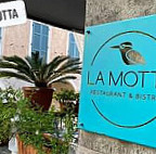 La Motta outside