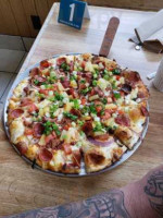 Round Table Pizza food