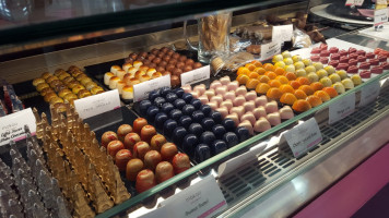 Le Macaron French Pastries food