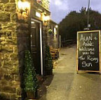 Anne Alan Sild At The Rising Sun, Shelley outside