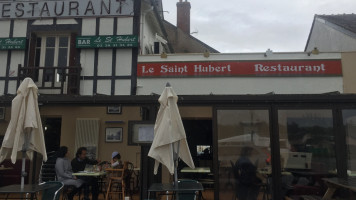 Le Saint-Hubert food