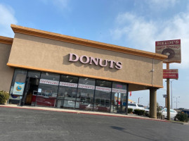 Heidi's Donuts outside